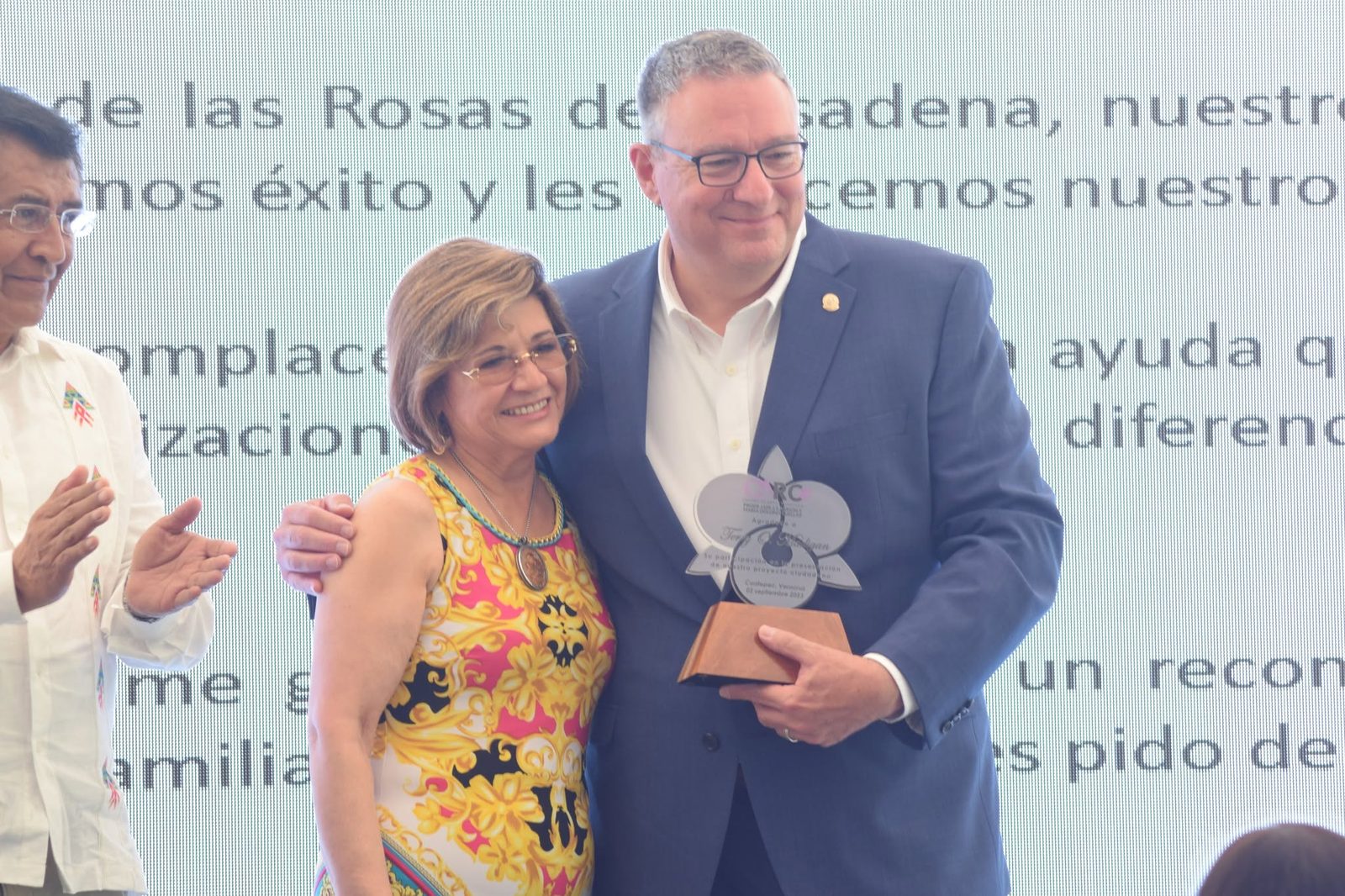 Terry O. Madigan, del Torneo de las Rosas de Pasadena, recibe un reconocimiento