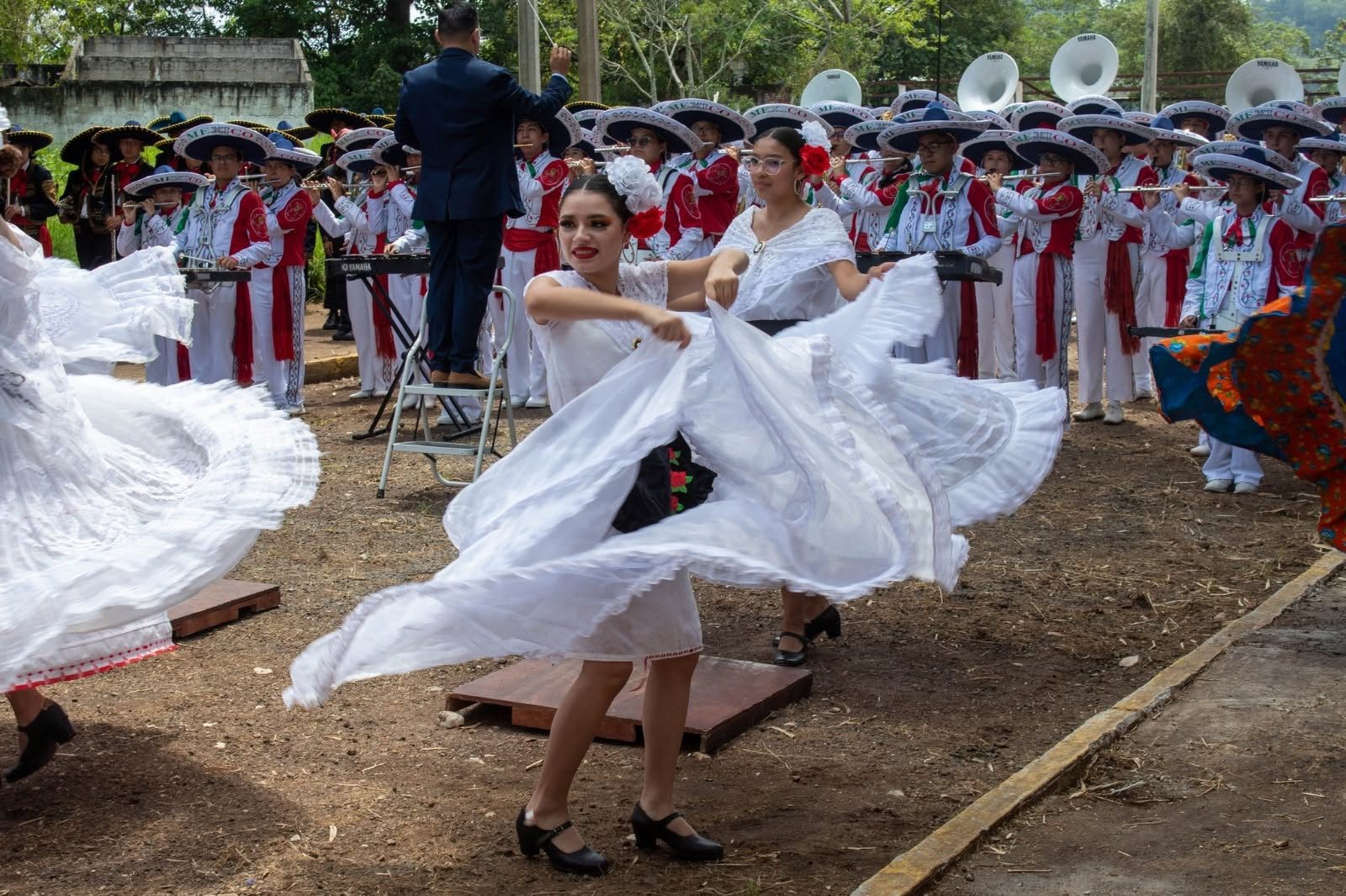 Danza folclórica y banda de guerra en la presentación de CARC