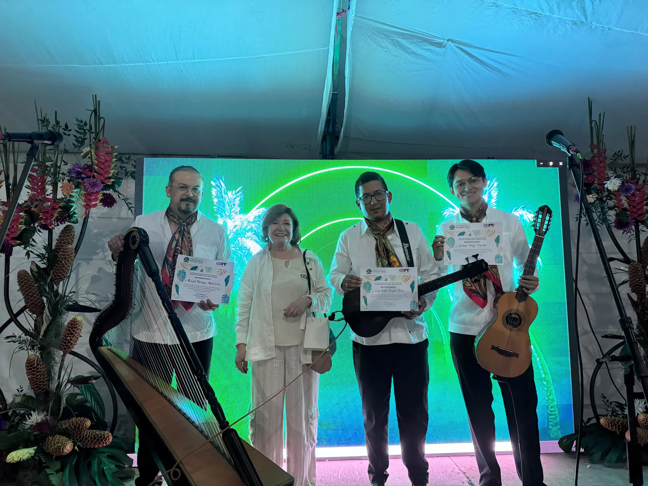 Reconocimientos a los músicos participantes en el escenario del festival
