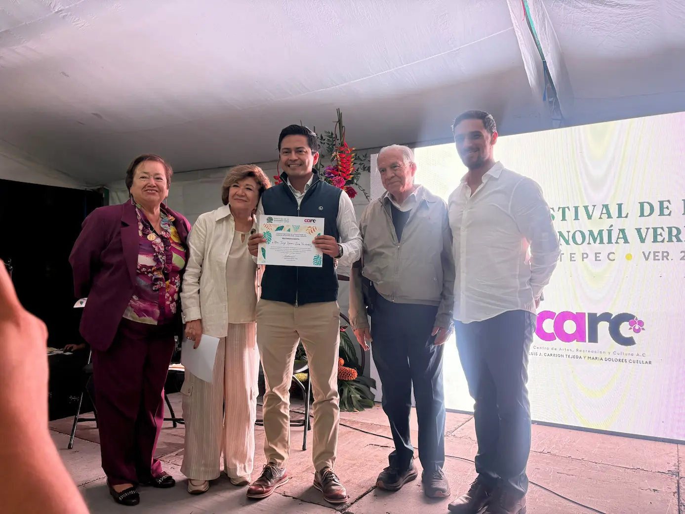 Entrega de reconocimiento durante la ceremonia del festival