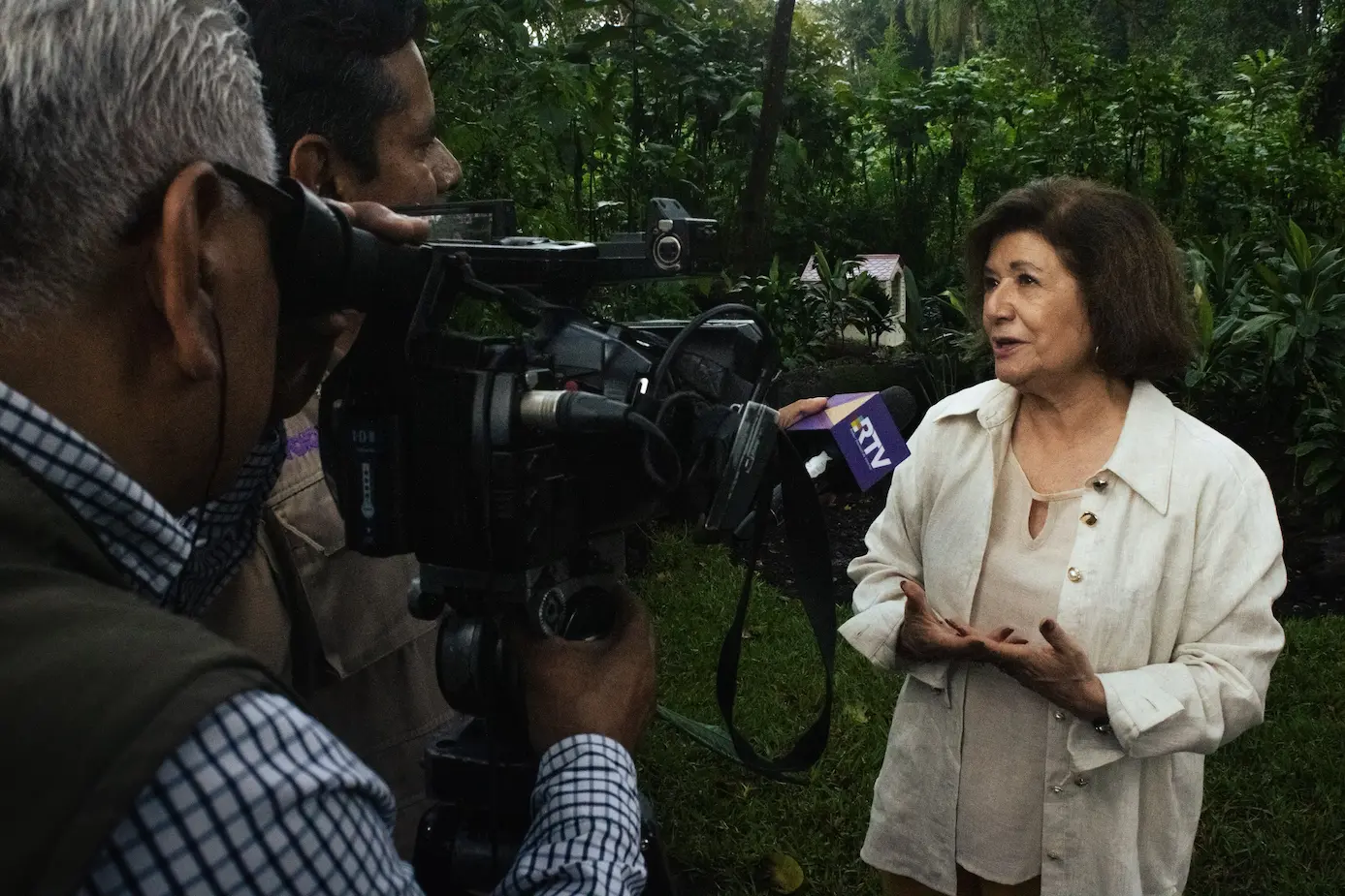 Entrevista de televisión en el jardín del CARC durante el festival