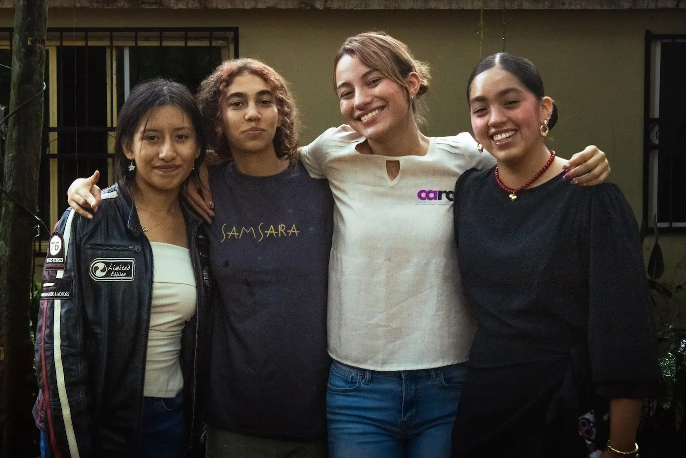 Cuatro jóvenes del equipo y voluntariado del festival, abrazadas y sonriendo